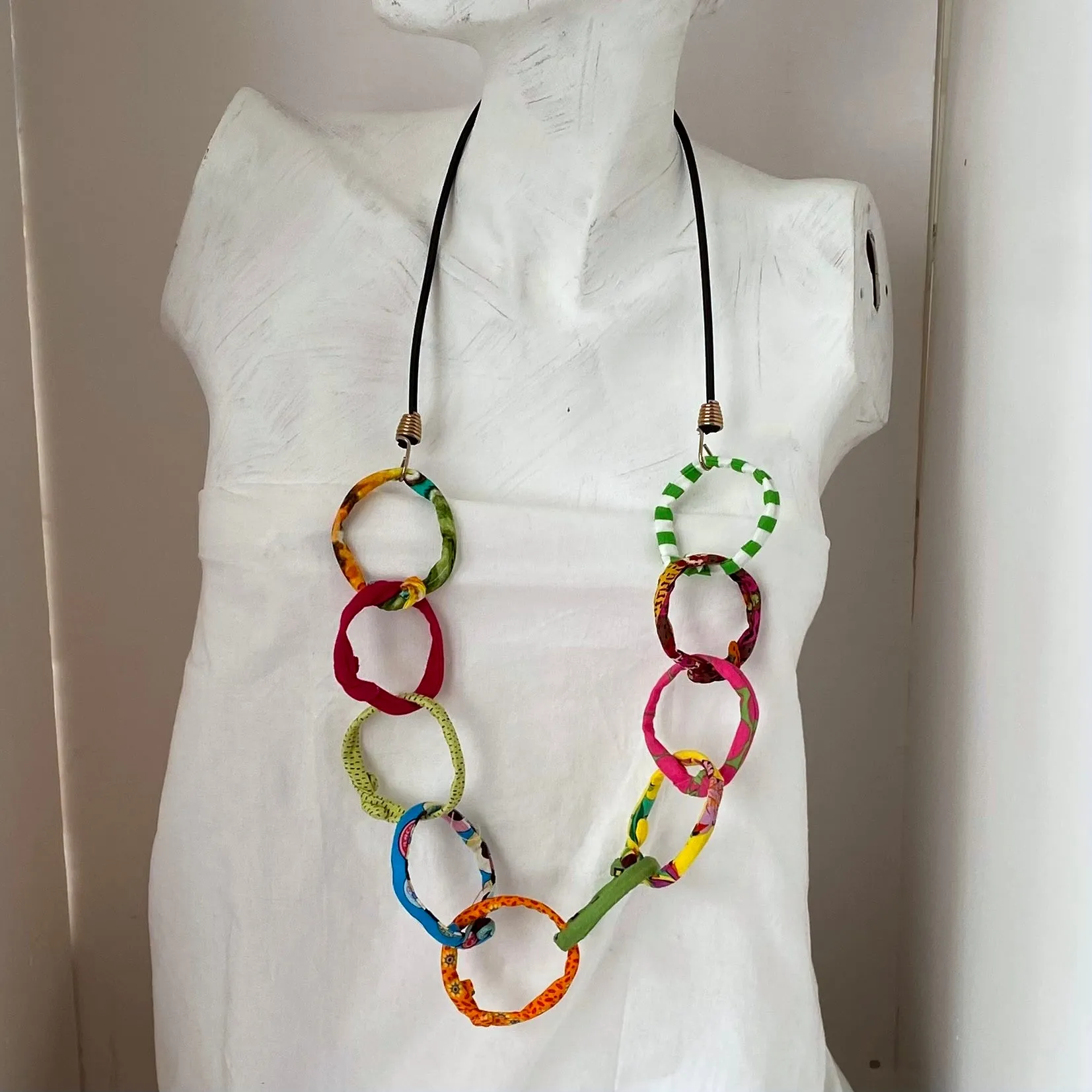 FICKLESTICKS Chain on Bungee Necklace - REDS (NOT MULTI)