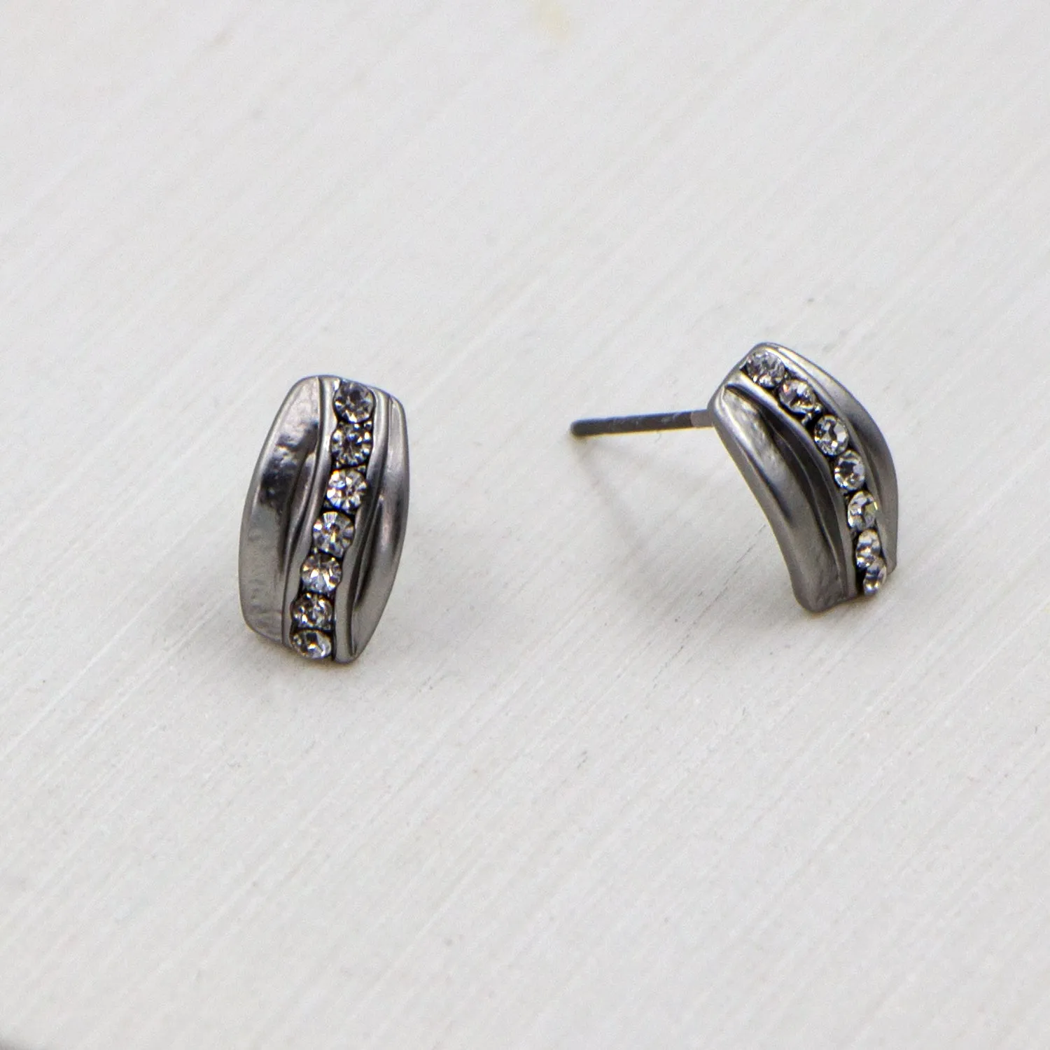 Simple groove earrings with crystal