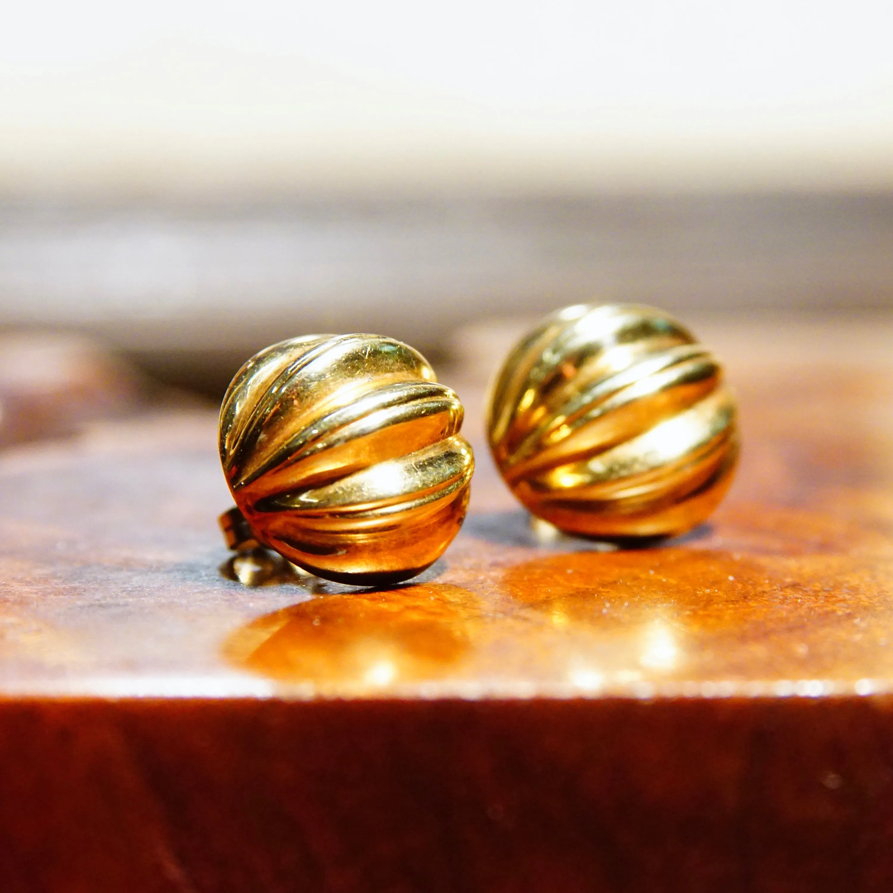 Vintage 14K Gold Pleated Half Dome Earrings, Minimalist Scalloped Gold Dome Post Earrings, 14K Push Backs, 585 Jewelry, 5/8"