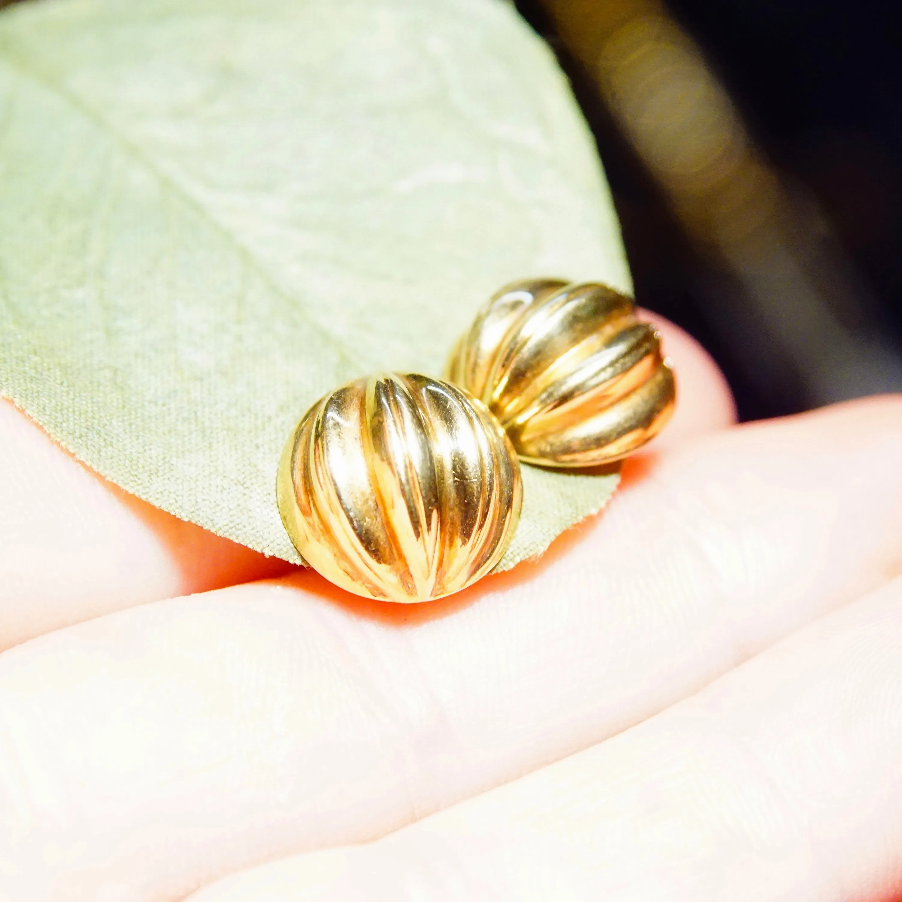 Vintage 14K Gold Pleated Half Dome Earrings, Minimalist Scalloped Gold Dome Post Earrings, 14K Push Backs, 585 Jewelry, 5/8"