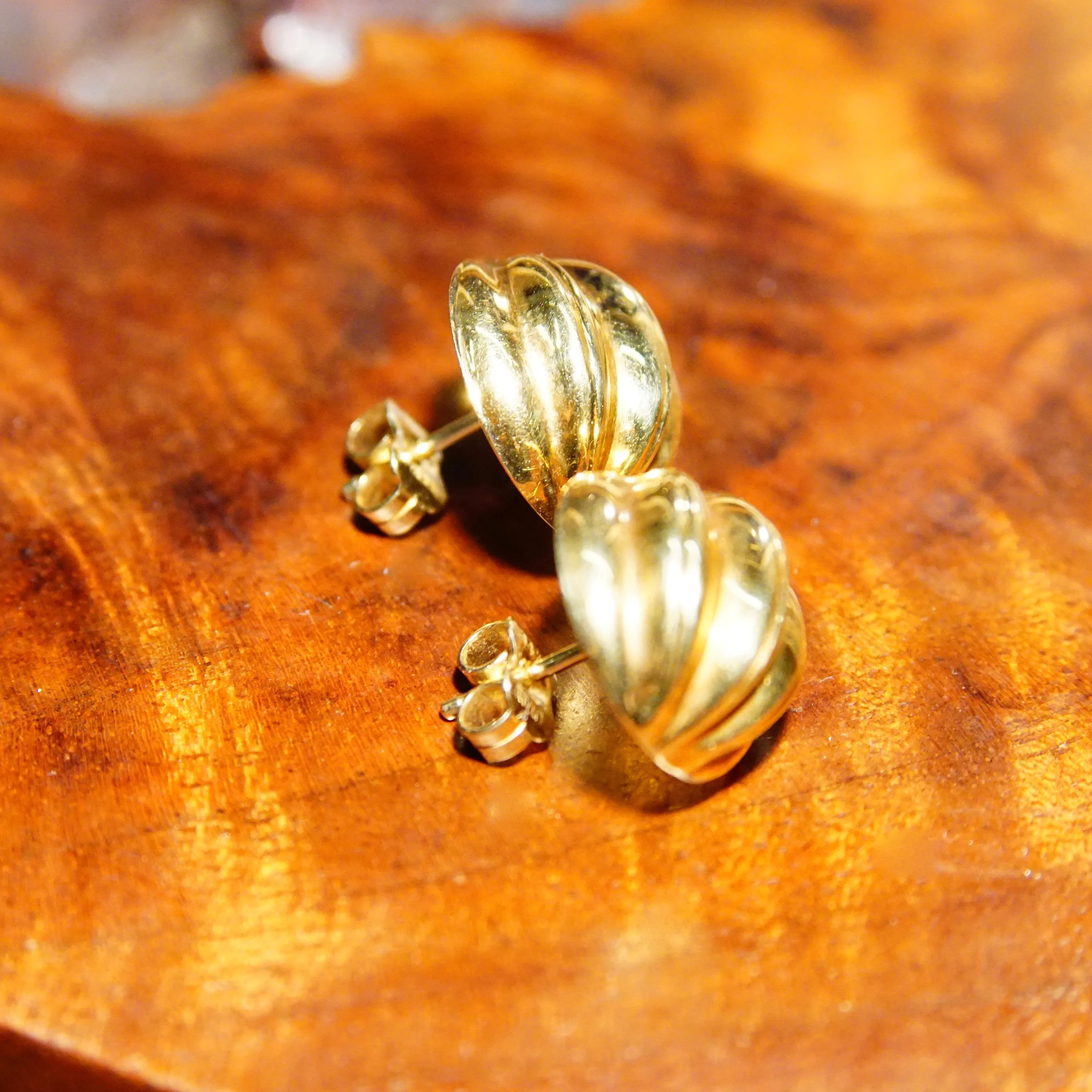 Vintage 14K Gold Pleated Half Dome Earrings, Minimalist Scalloped Gold Dome Post Earrings, 14K Push Backs, 585 Jewelry, 5/8"