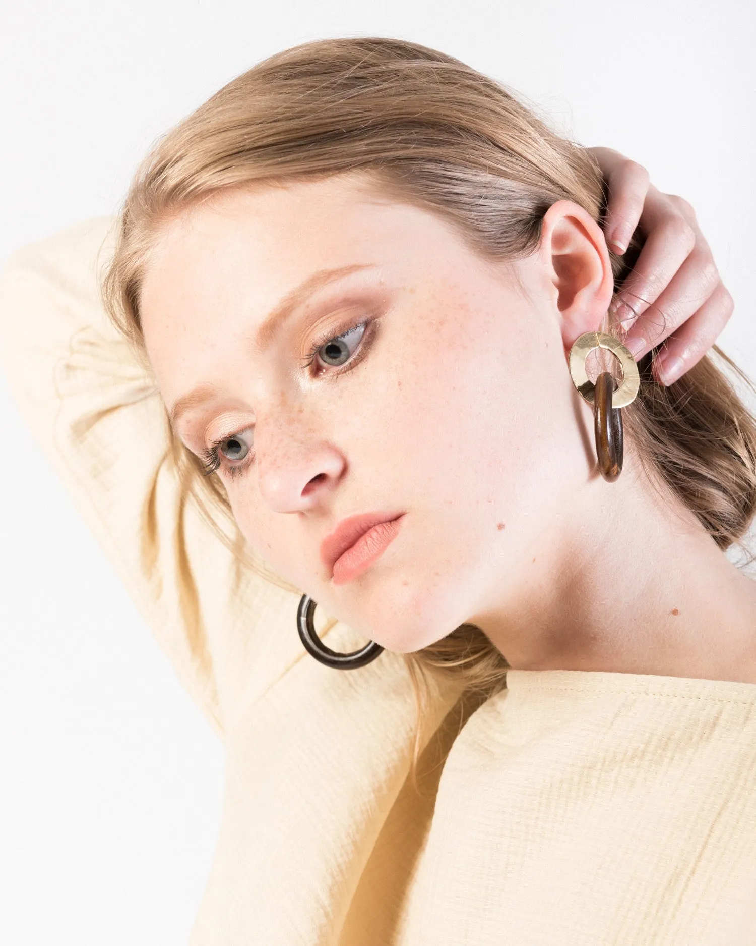 Wood classic ear pendants in chocolate