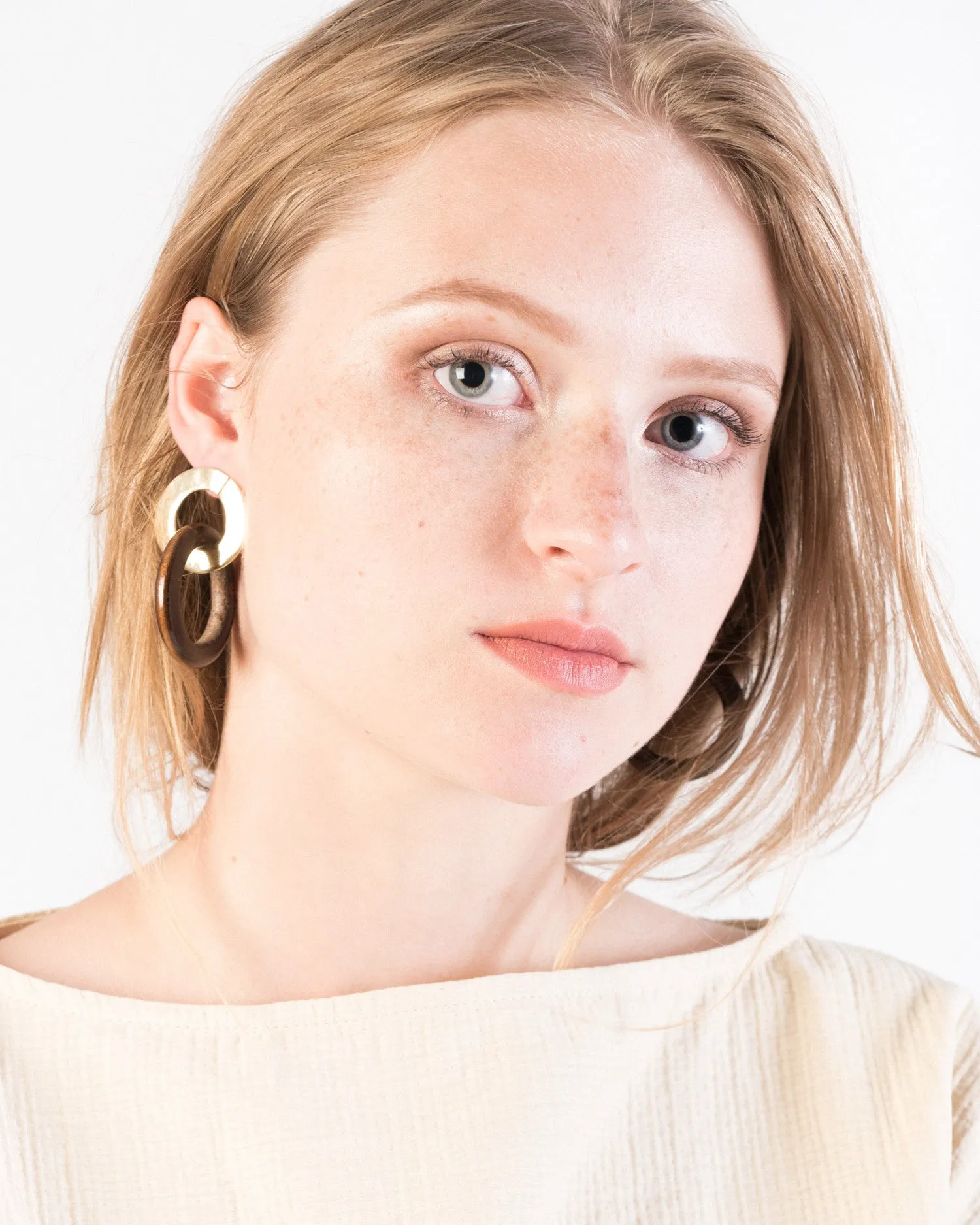 Wood classic ear pendants in chocolate